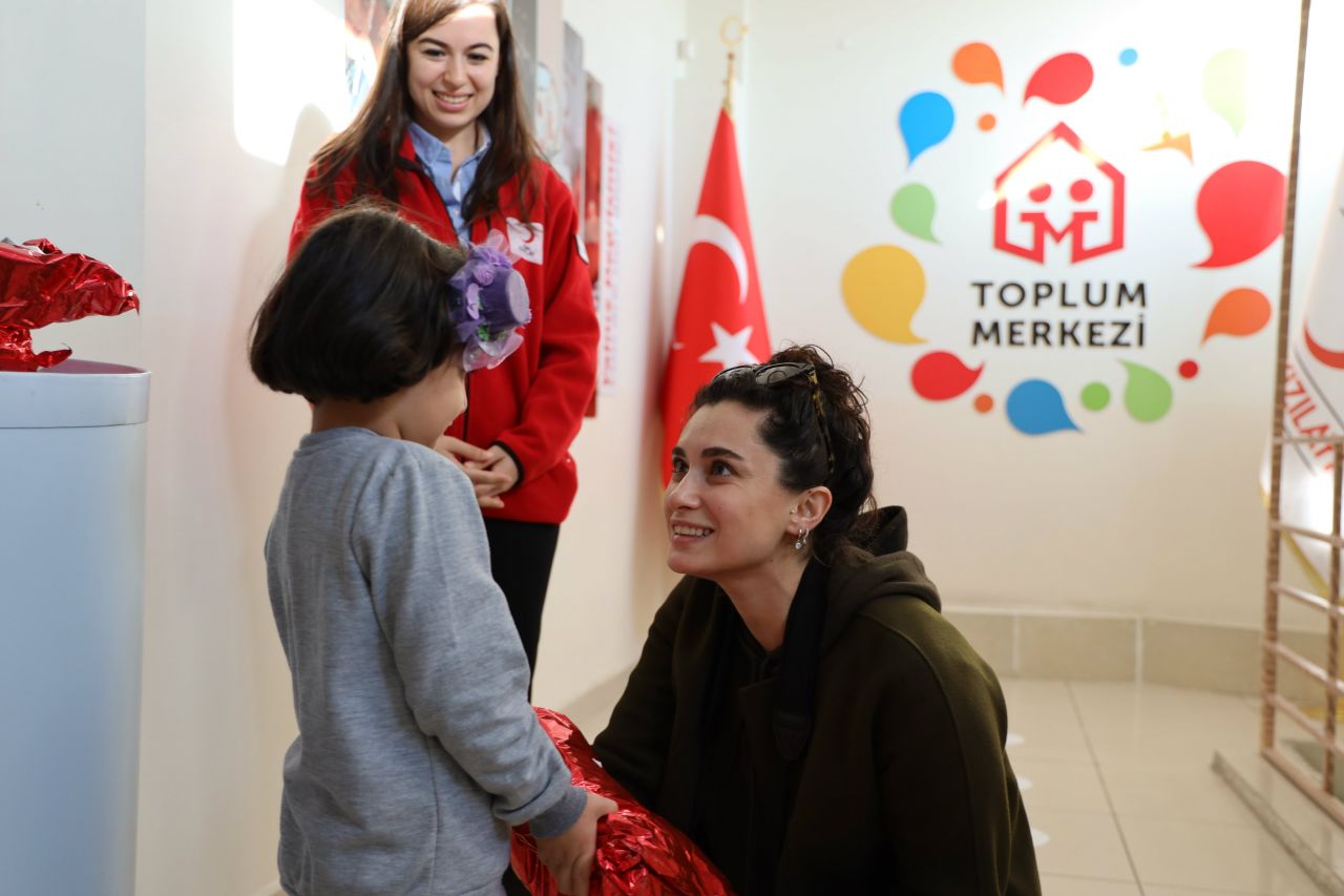 Hande Doğandemir göçmen çocuklarla buluştu - Sayfa:1