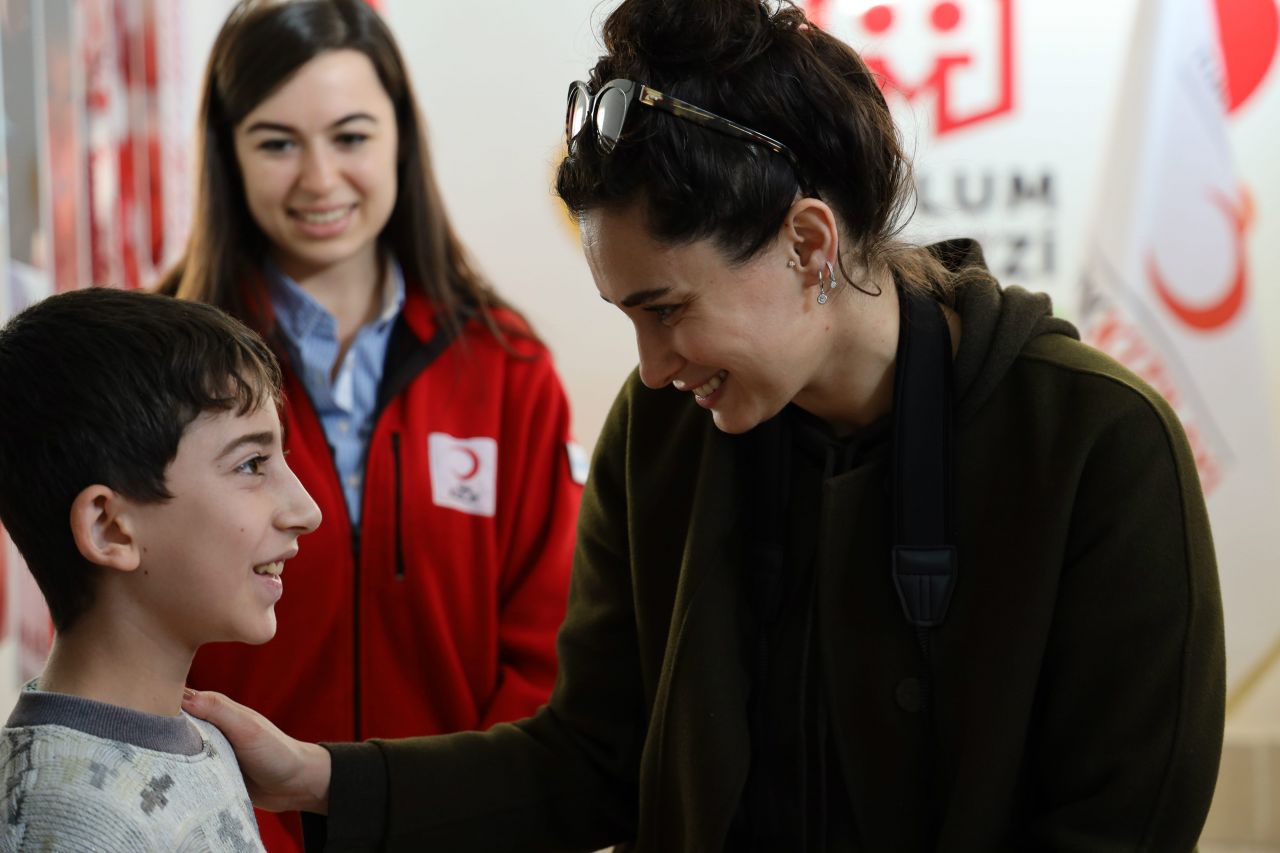 Hande Doğandemir göçmen çocuklarla buluştu - Sayfa:3