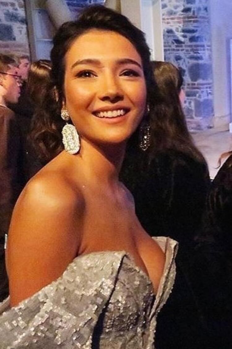 Aybüke Pusat ödül törenine damga vurdu - Sayfa:3