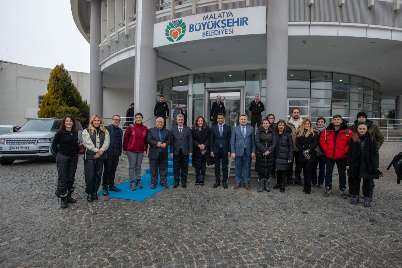 Kansersiz Yaşam Derneği ve Çukur depremzedelere umut oldu! - Sayfa:1