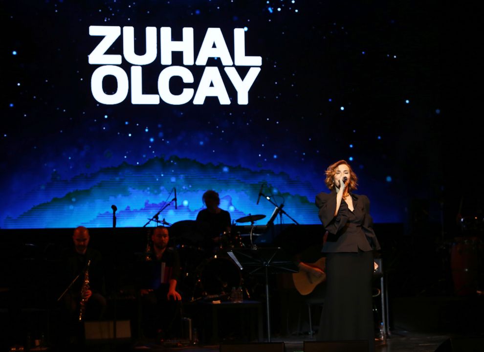 Zuhal Olcay Zorlu Psm'de şarkıları ve güzelliği ile izleyenleri büyüledi - Sayfa:2