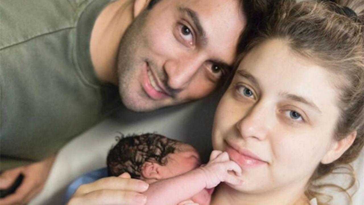 Bebeğini emzirirken fotoğraf paylaştı - Sayfa:1