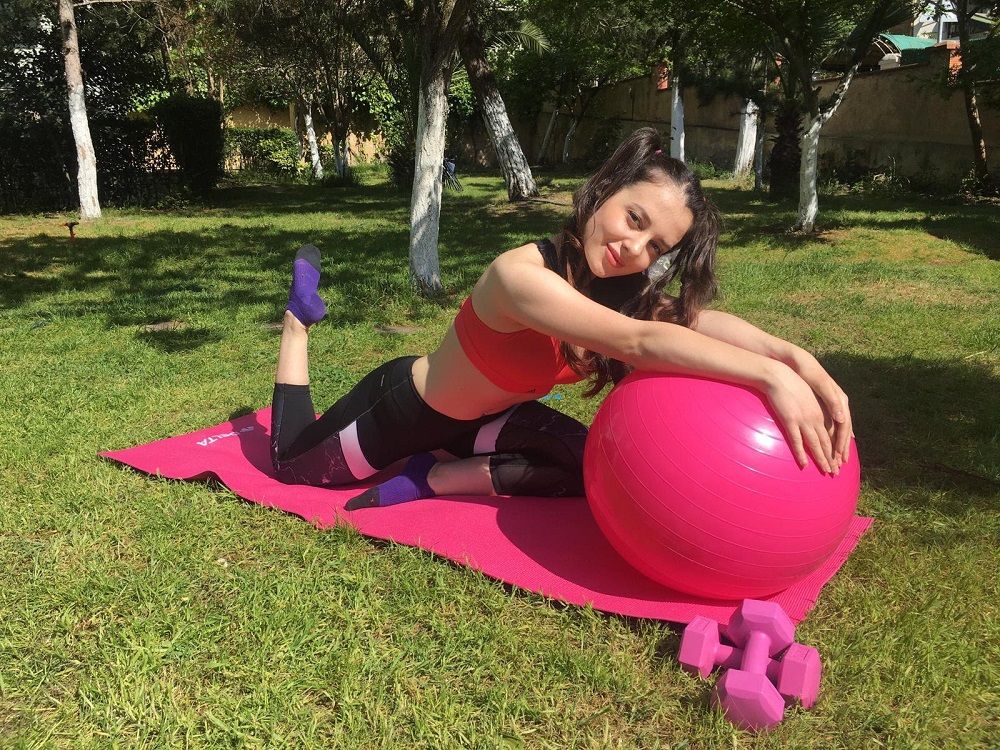 Genç oyuncu Tuğba Tutuğ bahçeyi spor salonuna çevirdi - Sayfa:3