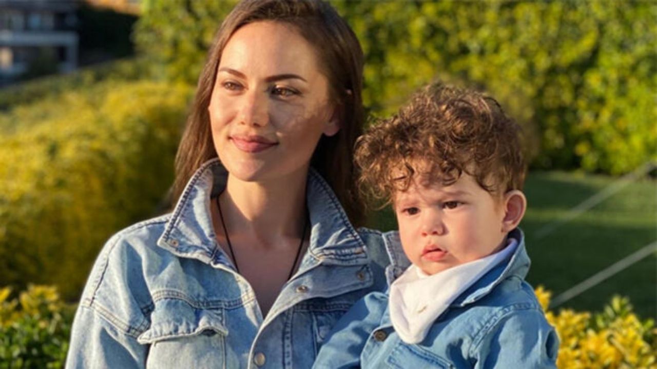 Fahriye Evcen ve oğlu Karan sosyal medyayı salladı - Sayfa:1