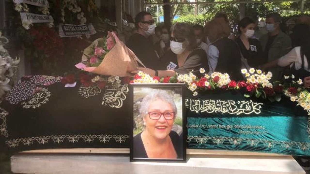 Usta sanatçı Ayşegül Atik alkışlarla uğurlandı! - Sayfa:1