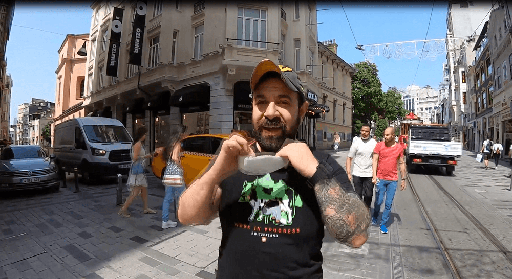 Çılgın komedyen Taksim Meydanı'nda soyundu - Sayfa:1