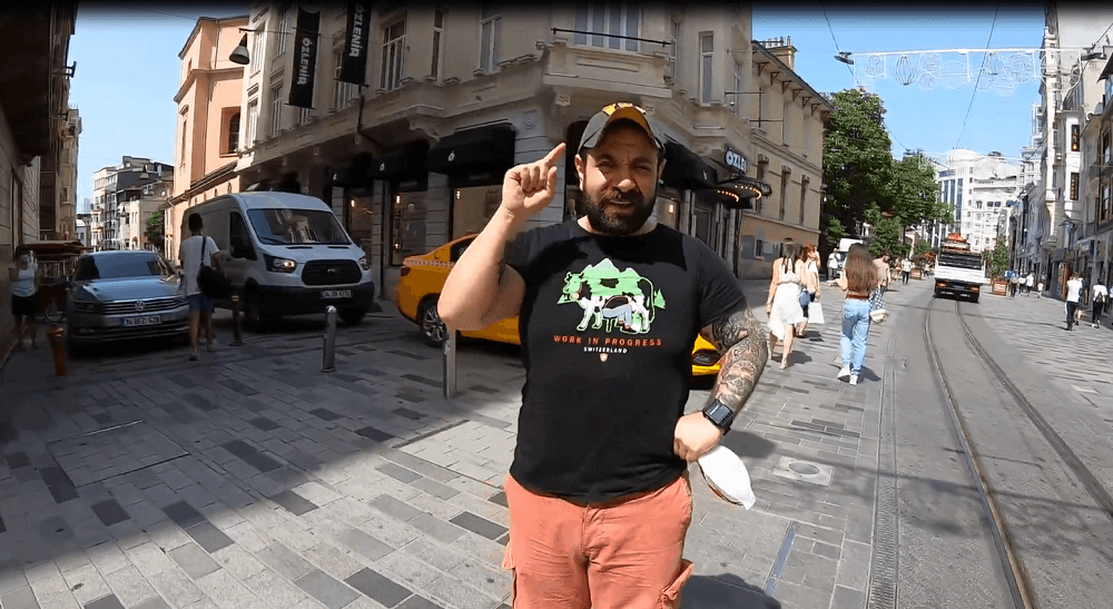 Çılgın komedyen Taksim Meydanı'nda soyundu - Sayfa:2