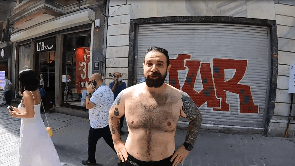 Çılgın komedyen Taksim Meydanı'nda soyundu - Sayfa:4