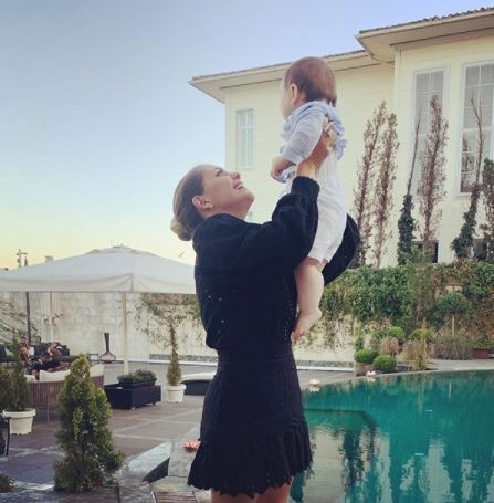 Yasak Elma'nın Yıldız'ı ve minik oyuncusunun olay pozu - Sayfa:1