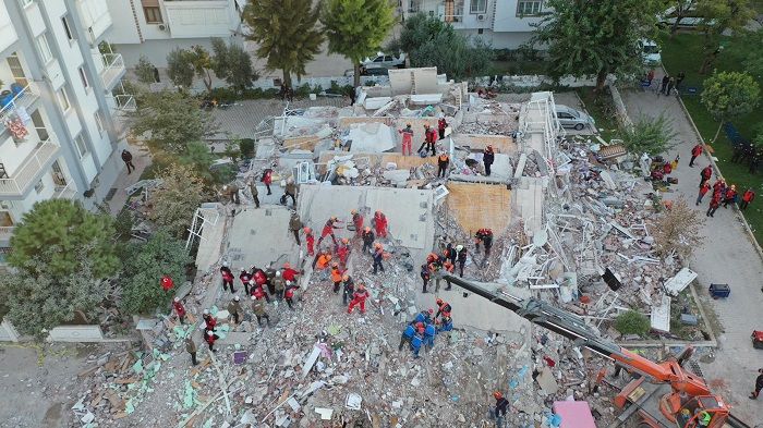 Ünlü isimlerden İzmir'e geçmiş olsun mesajları - Sayfa:1