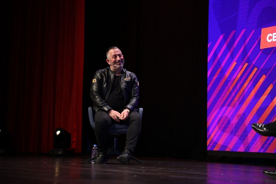 Cem Yılmaz: Kendimi çizginin dışında buluyorum - Sayfa:1