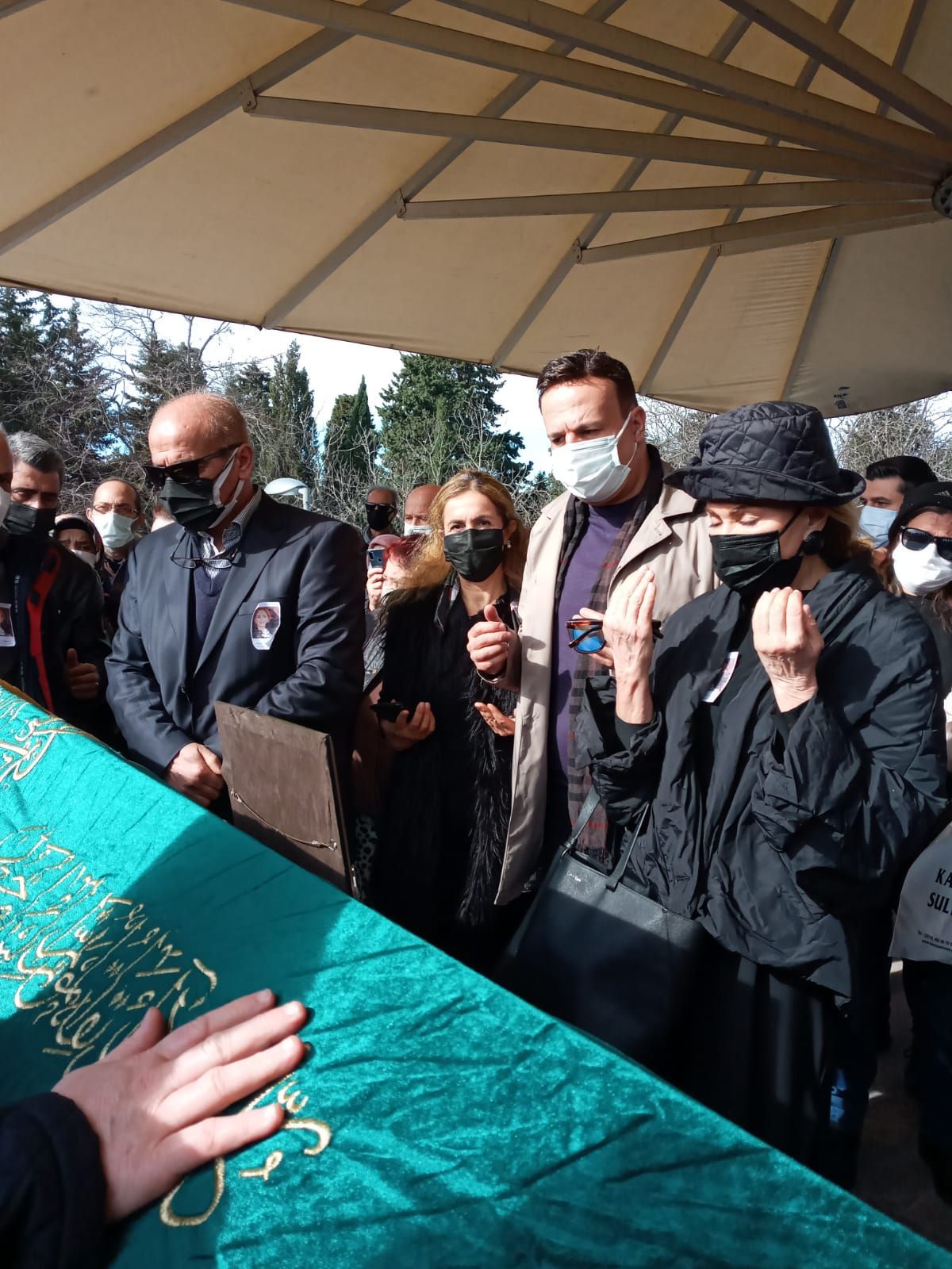 Hüner Coşkuner'e veda... Son yolculuğuna uğurlandı - Sayfa:4