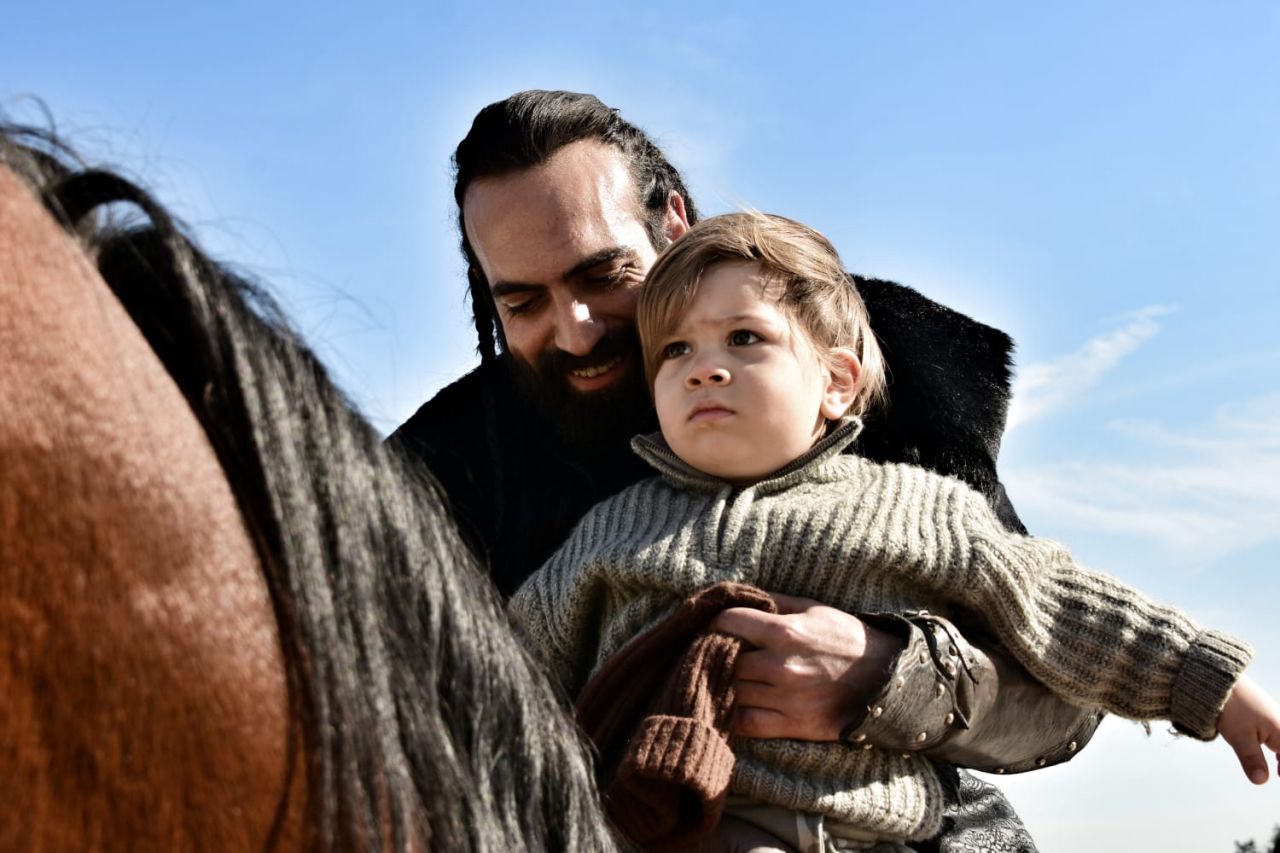 Buğra Gülsoy'a dizi setinde sürpriz! - Sayfa:4
