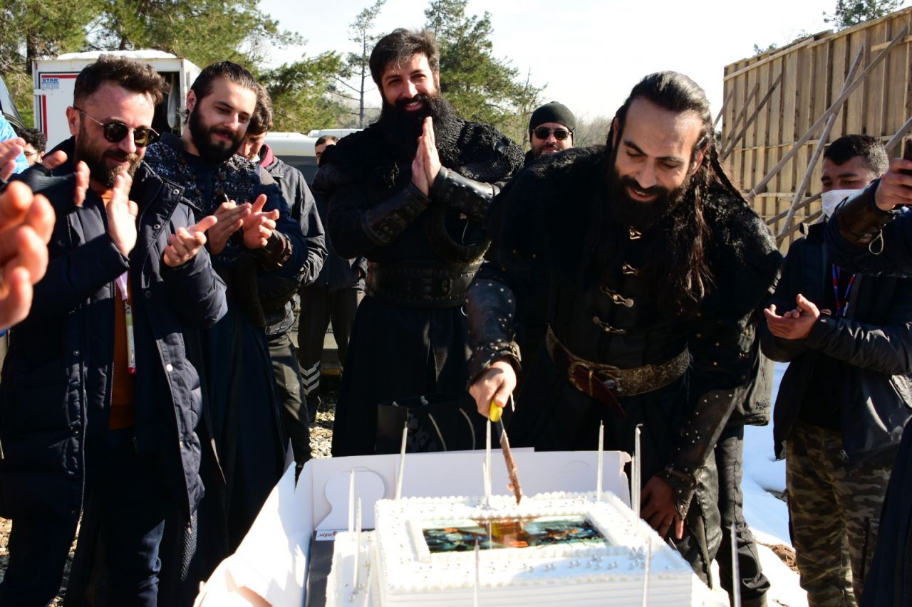 Buğra Gülsoy'a dizi setinde sürpriz! - Sayfa:3