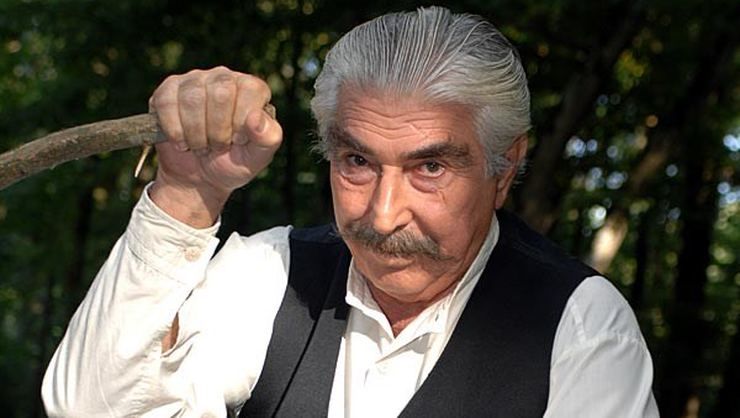 Erdal Özyağcılar: Varlık içinde yokluk yaşattılar - Sayfa:2