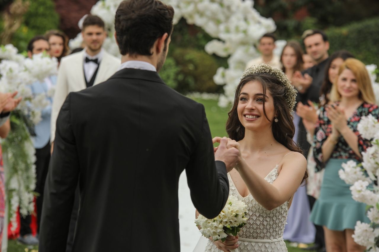 Baht Oyunu dizisinden ilk tanıtım yayınlandı! Ada'nın gerçek aşkı bulma hikayesi yakında Kanal D'de başlıyor - Sayfa:3