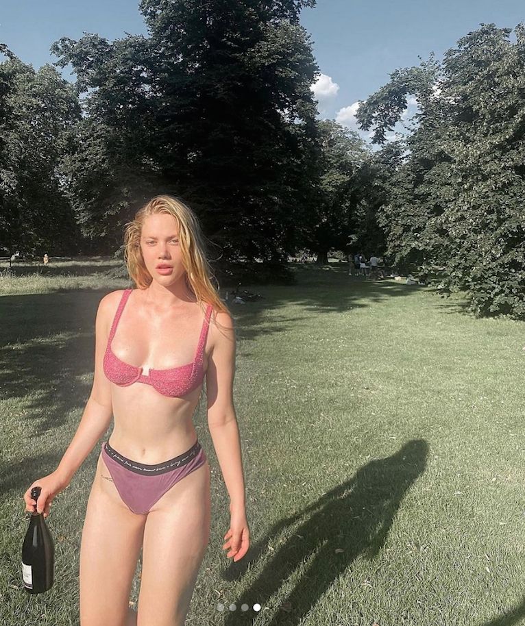 Her gün Londra'dan paylaştığı fotoğraflarla olay yaratan Serel Yereli bugünü de pas geçmedi, Hyde Park'tan olay pozlar paylaştı... - Sayfa:1