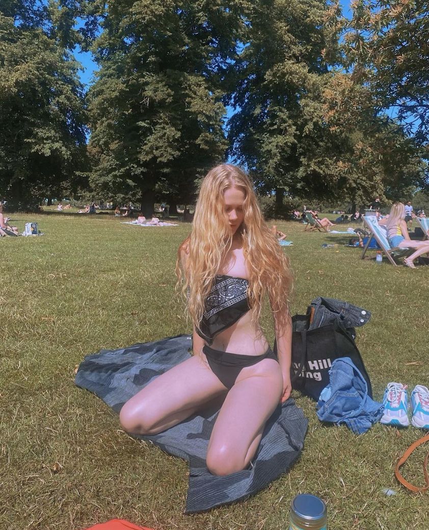 Her gün Londra'dan paylaştığı fotoğraflarla olay yaratan Serel Yereli bugünü de pas geçmedi, Hyde Park'tan olay pozlar paylaştı... - Sayfa:2