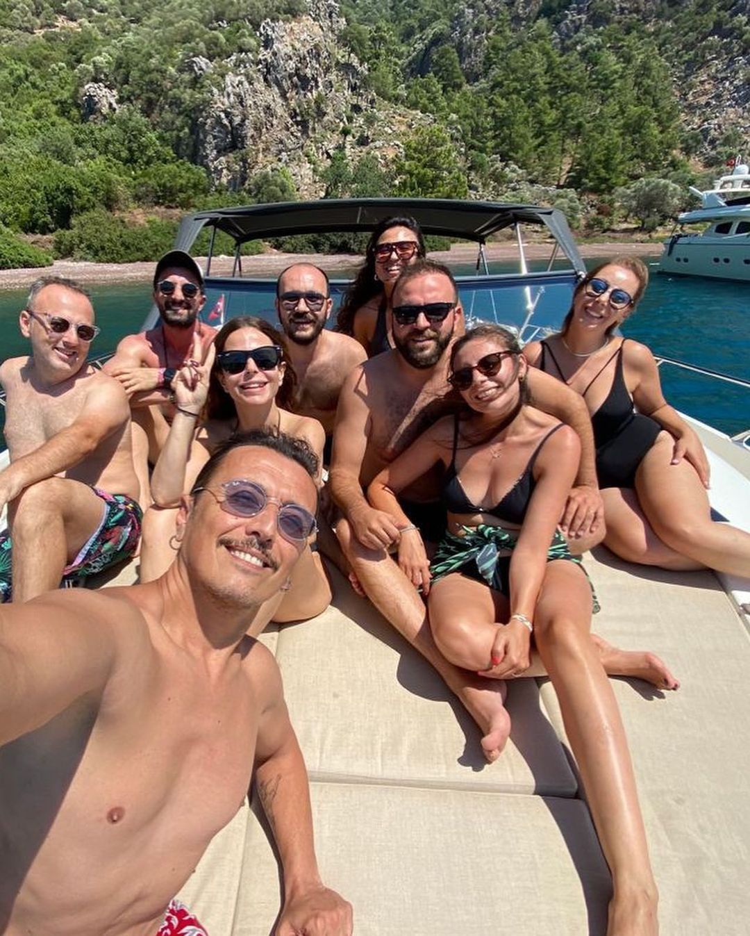 Miş Miş, Öpücam, As Bayrakları gibi hit şarkılar yapan Simge Sağın'ın tekneden paylaştığı fotoğrafları beğeni rekoru kırdı. - Sayfa:4