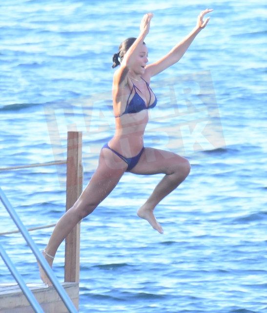 Oyuncu Tuvana Türkay'ın tatili Bodrum, Yalıkavak'ta sürüyor... Aslıhan Karalar'la buluştu, iskeleden denize girdi... İşte - Sayfa:4