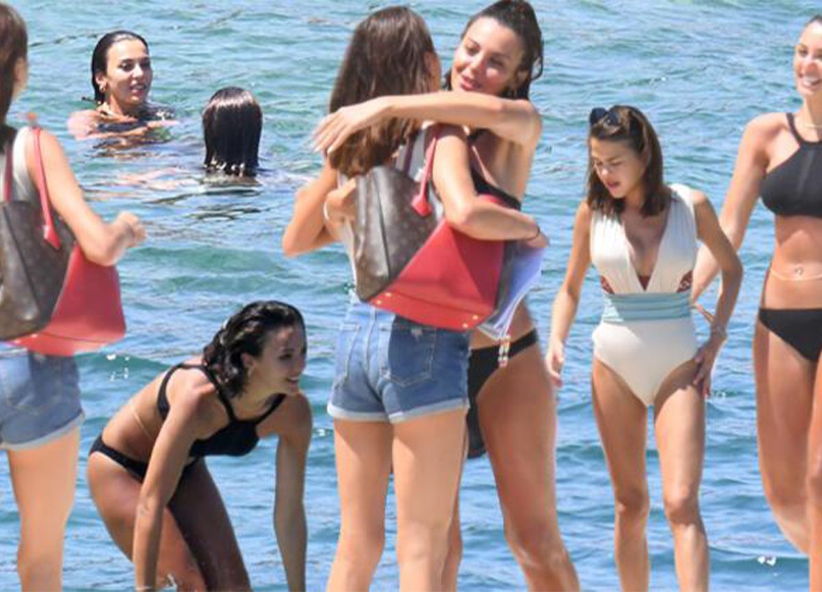 Oyuncu Tuvana Türkay'ın tatili Bodrum, Yalıkavak'ta sürüyor... Aslıhan Karalar'la buluştu, iskeleden denize girdi... İşte - Sayfa:3