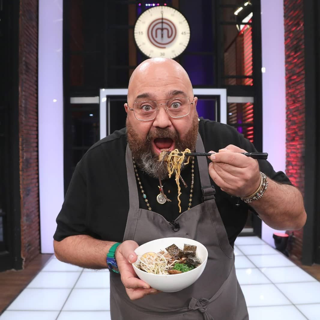 Daha önce ihanet iddialarıyla gündeme gelen MasterChef’in ünlü jüri üyesi Somer Sivrioğlu, sevgilisiyle ilk kez görüntülendi... - Sayfa:1