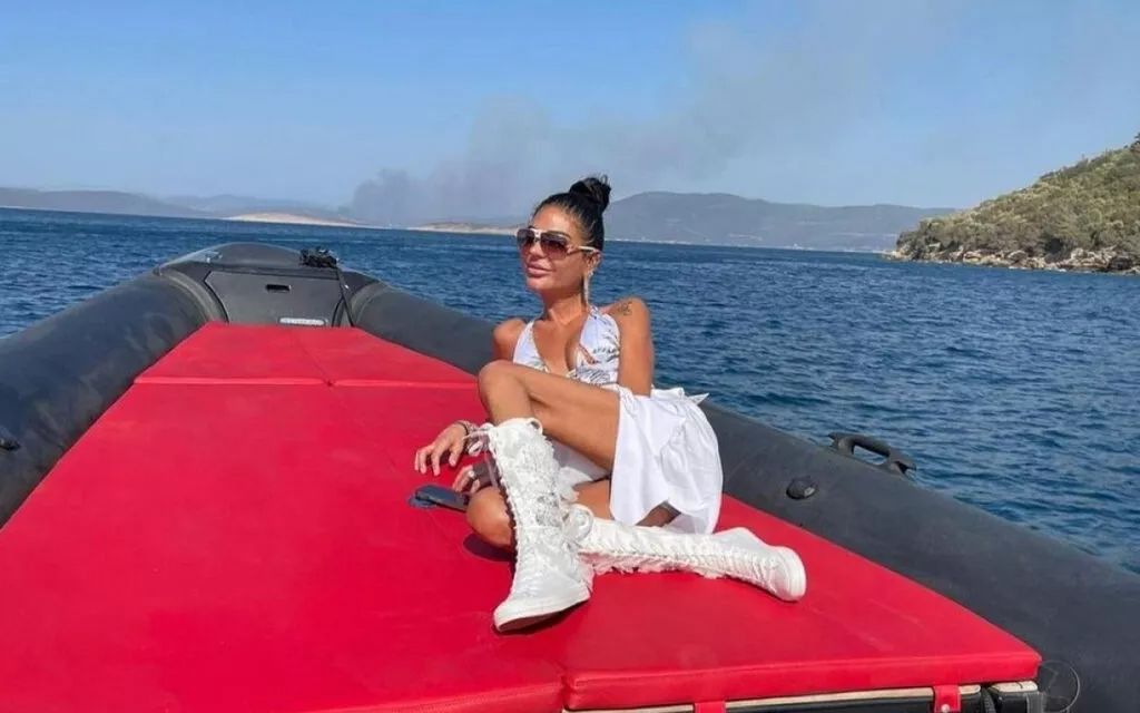 Süreyya Yalçın'dan skandal paylaşım! Arkasında dumanlar yükselirken... - Sayfa:2