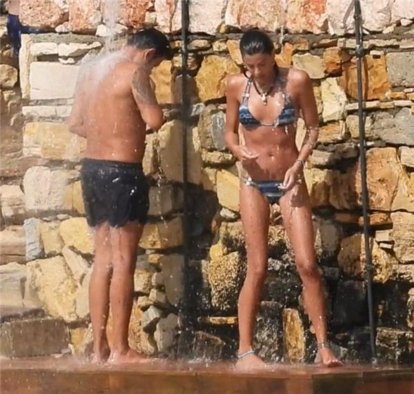Çeşme tatili devam eden Berrak Tüzünataç her gün farklı bir arkdaşıyla denizde sohbet ederken görüntüleniyor. - Sayfa:1