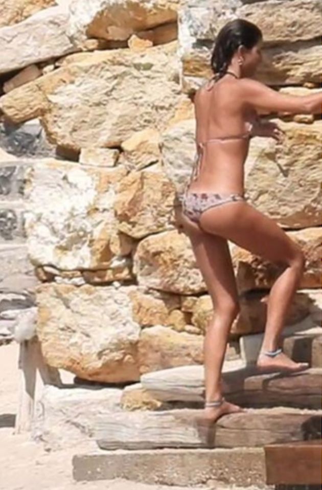 Çeşme tatili devam eden Berrak Tüzünataç her gün farklı bir arkdaşıyla denizde sohbet ederken görüntüleniyor. - Sayfa:3