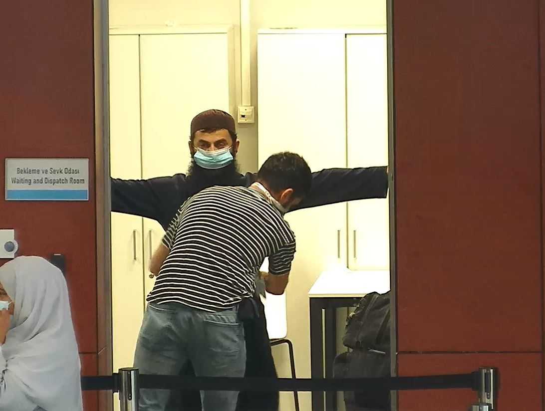 DEAŞ üyesi elini kollunu sallayarak geldi, havalimanında sahte pasaportla yakalandı. İşte operasyonun görüntüleri - Sayfa:2