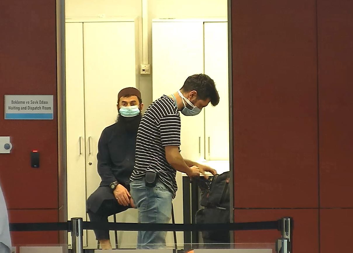 DEAŞ üyesi elini kollunu sallayarak geldi, havalimanında sahte pasaportla yakalandı. İşte operasyonun görüntüleri - Sayfa:4