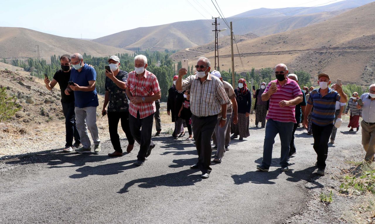 21. yüzyılda olacak iş değil! Mahalleli, telefonla konuşabilmek için 1 kilometre yol yürüyor - Sayfa:4