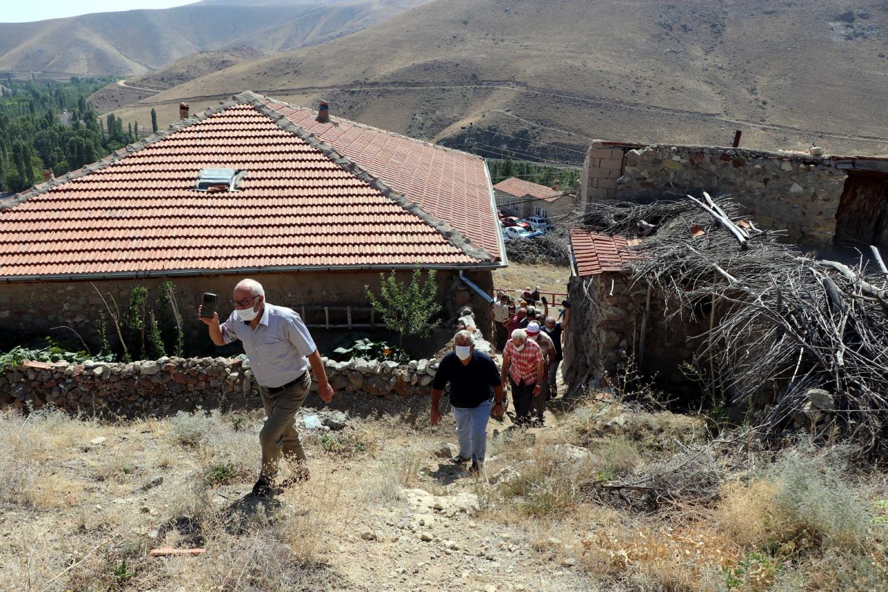 21. yüzyılda olacak iş değil! Mahalleli, telefonla konuşabilmek için 1 kilometre yol yürüyor - Sayfa:3
