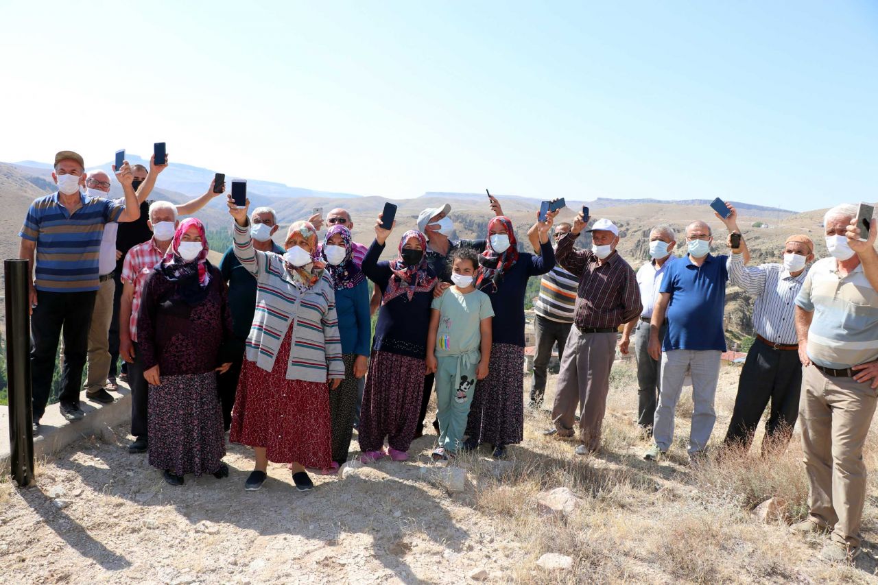 21. yüzyılda olacak iş değil! Mahalleli, telefonla konuşabilmek için 1 kilometre yol yürüyor - Sayfa:2