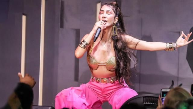 "Daha açık giyeceğim" diyen Hande Yener dediğini yaptı! Sütyenle sahneye çıktı - Sayfa:1
