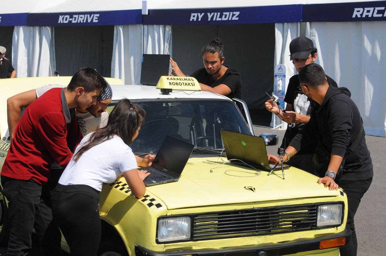 Kocaeli'nin Gebze ilçesindeki Bilişim Vadisi’nde hurda serçeyi, 15 bin lira harcayarak sürücüsüz araç haline getirdiler - Sayfa:3
