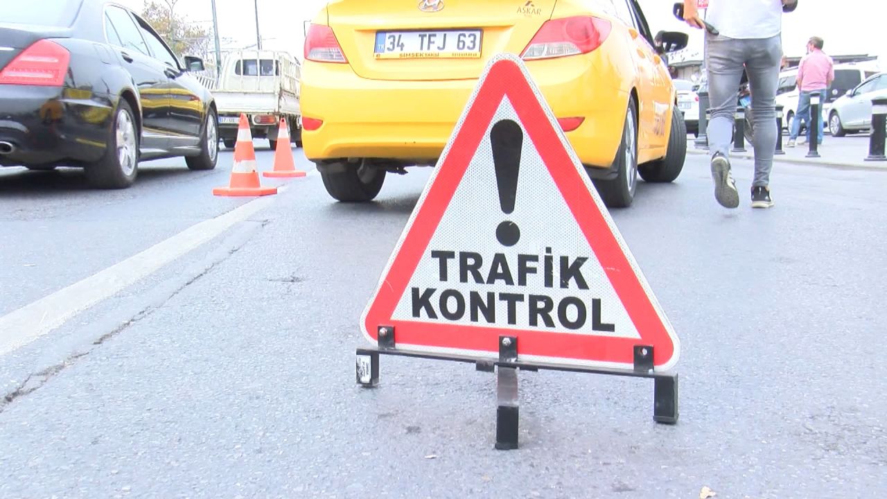 Sivil polisler yolcu gibi taksilere bindi; kurallara uymayanlara ceza kesildi - Sayfa:1