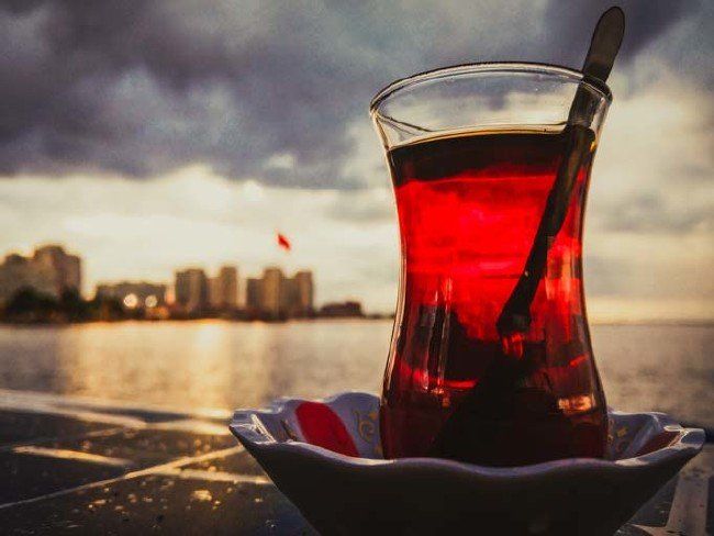 Çay içerken yanında su için. Çay tiryakilerine önemli uyarı geldi. Çok fazla çay tüketenler bu belirtiler varsa çözümü de basit: Su için - Sayfa:1