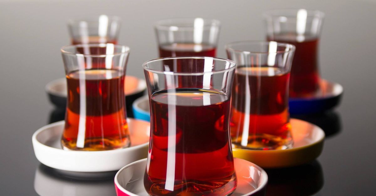 Çay içerken yanında su için. Çay tiryakilerine önemli uyarı geldi. Çok fazla çay tüketenler bu belirtiler varsa çözümü de basit: Su için - Sayfa:2