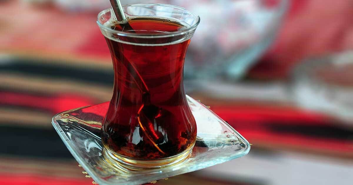 Çay içerken yanında su için. Çay tiryakilerine önemli uyarı geldi. Çok fazla çay tüketenler bu belirtiler varsa çözümü de basit: Su için - Sayfa:3