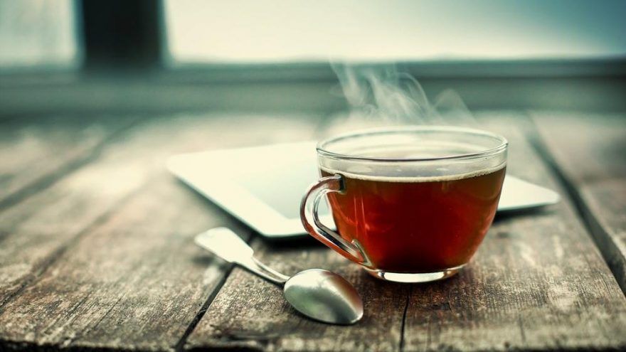 Çay içerken yanında su için. Çay tiryakilerine önemli uyarı geldi. Çok fazla çay tüketenler bu belirtiler varsa çözümü de basit: Su için - Sayfa:4