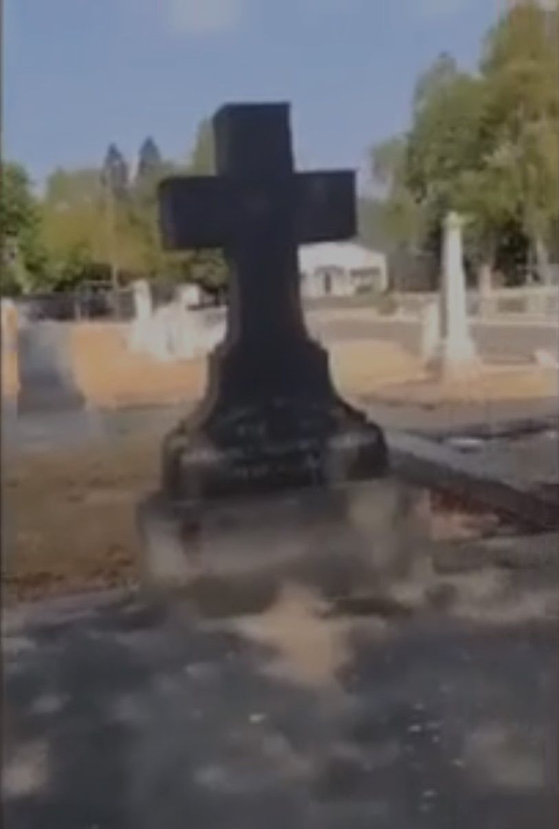 Videoyu elleri titreyerek çekti! Mezardan dışarı sarkan saçın gizemi merak ediliyor - Sayfa:2