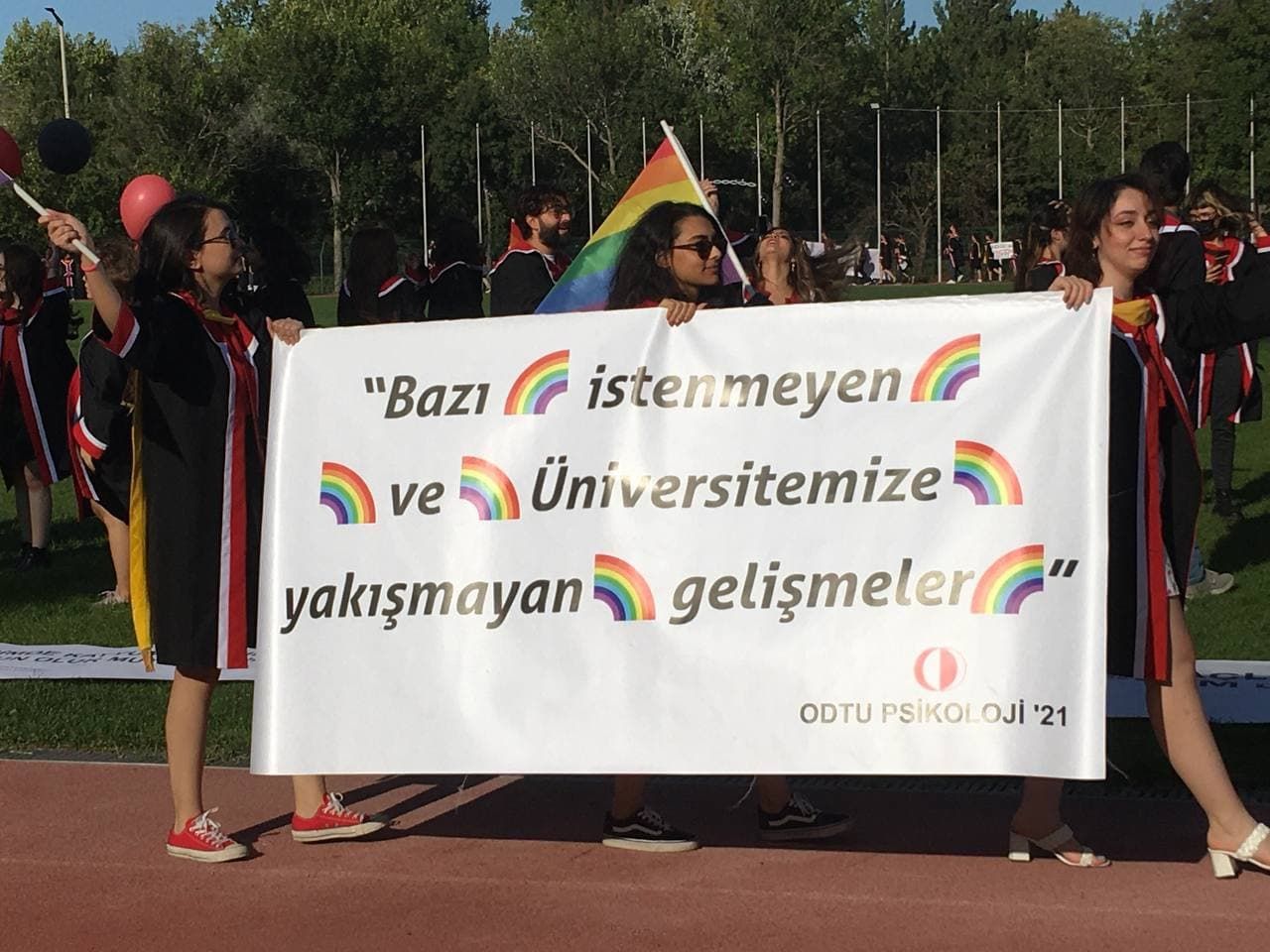ODTÜ mezuniyet törenine pankartlar damga vurdu! ODTÜ'lü gençlerden Erdoğan ve AK Parti'ye ince mesajlar! - Sayfa:1