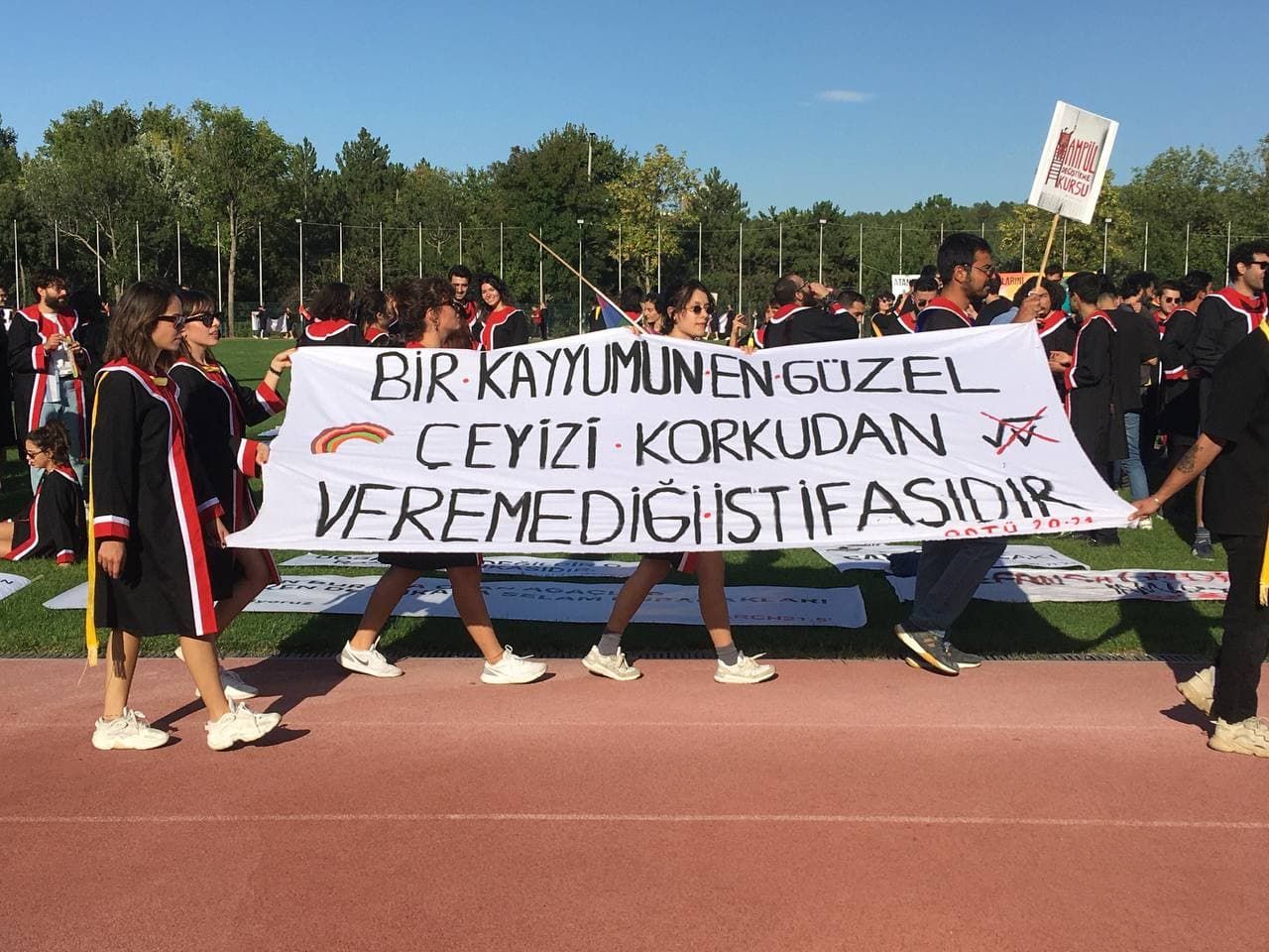 ODTÜ mezuniyet törenine pankartlar damga vurdu! ODTÜ'lü gençlerden Erdoğan ve AK Parti'ye ince mesajlar! - Sayfa:2