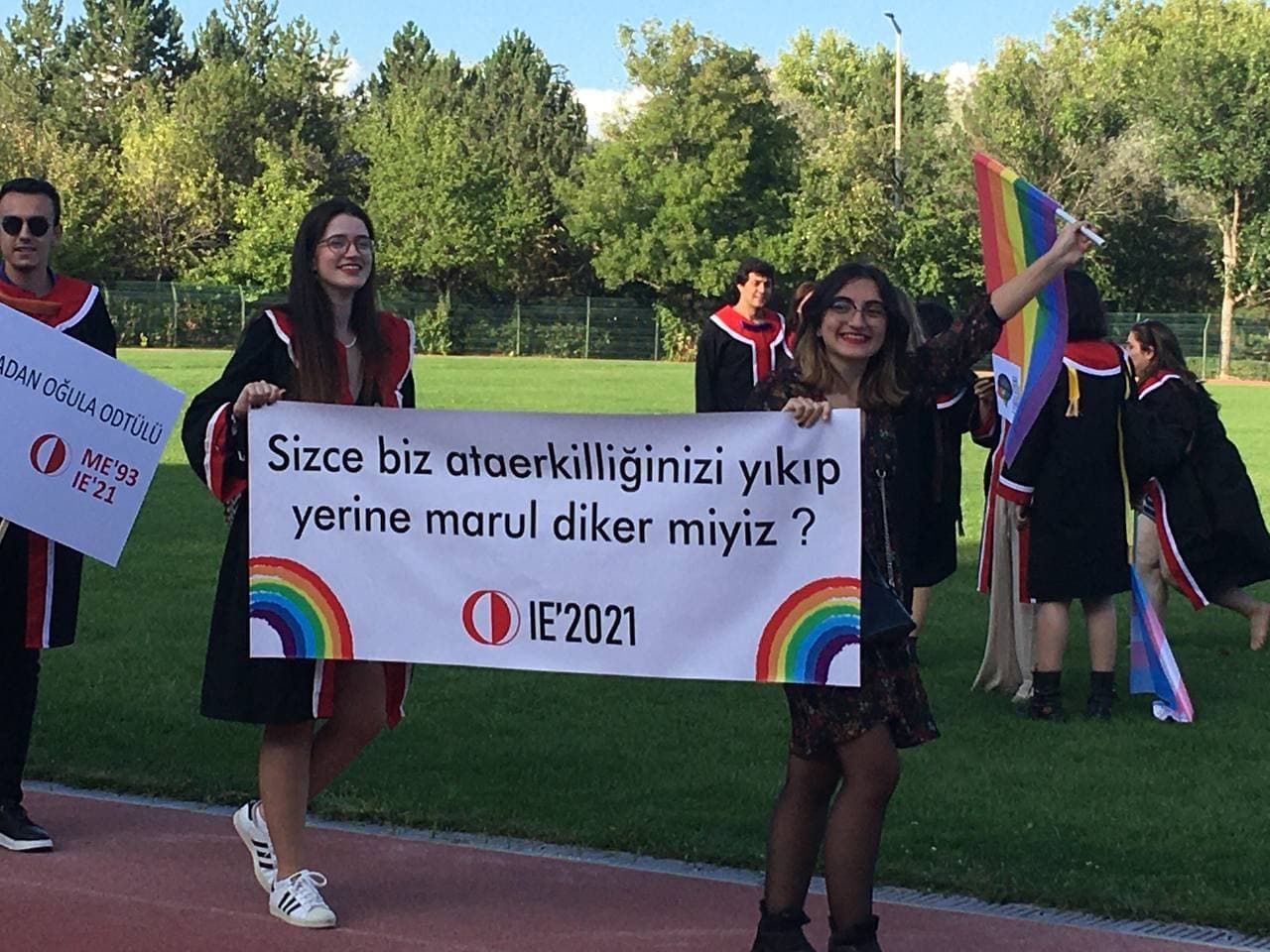 ODTÜ mezuniyet törenine pankartlar damga vurdu! ODTÜ'lü gençlerden Erdoğan ve AK Parti'ye ince mesajlar! - Sayfa:3