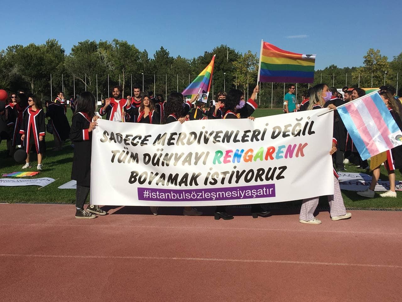 ODTÜ mezuniyet törenine pankartlar damga vurdu! ODTÜ'lü gençlerden Erdoğan ve AK Parti'ye ince mesajlar! - Sayfa:4