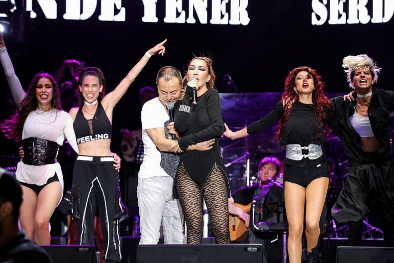 Hande Yener ve Serdar Ortaç bir araya geldi, ortalık sallandı - Sayfa:1