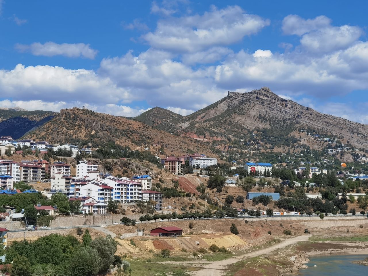 tunceli deki munzur universitesi ogrencileri yuksek ev kiralari icin isyan etti komunist baskan ev sahiplerine cagri yapti valilik de harekete gecti