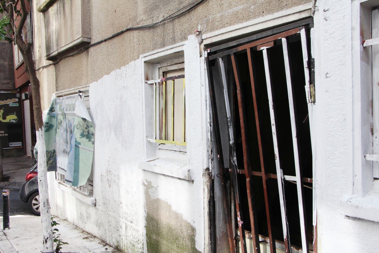 Şişli'de korkunç görüntüler, mahalleli şoka girdi. Yaşlı kadın evin penceresine ölü kedileri astı - Sayfa:4