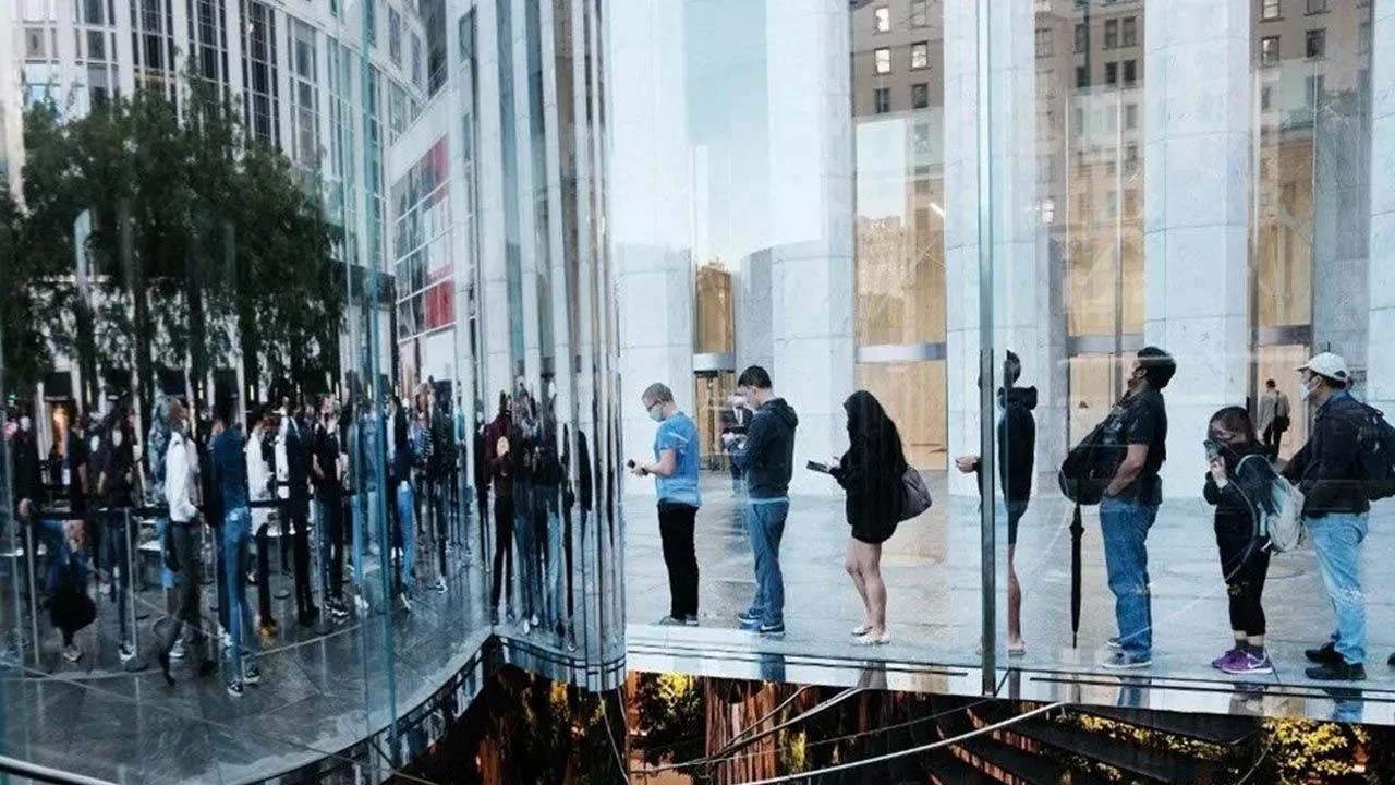 iPhone çılgınları iş başında! Dünyanın dört bir yanında bitmek bilmeyen iPhone 13 kuyrukları oluştu - Sayfa:1
